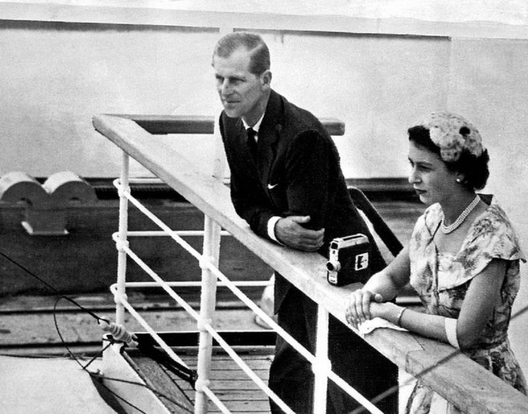 La reina Isabel II y el príncipe Felipe visitaron Panamá el 29 de noviembre de 1953. En la imagen, observando las esclusas de Miraflores, en el Canal de Panamá. Foto: GETTY IMAGES