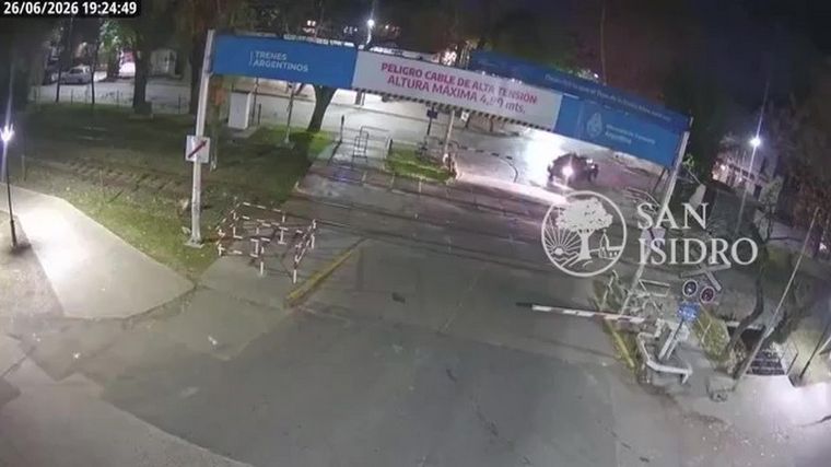 Un video de las cámaras de seguridad del partido de San Isidro registró el momento del accidente fatal en el que el auto de Ernestina Pais es embestido por el tren.