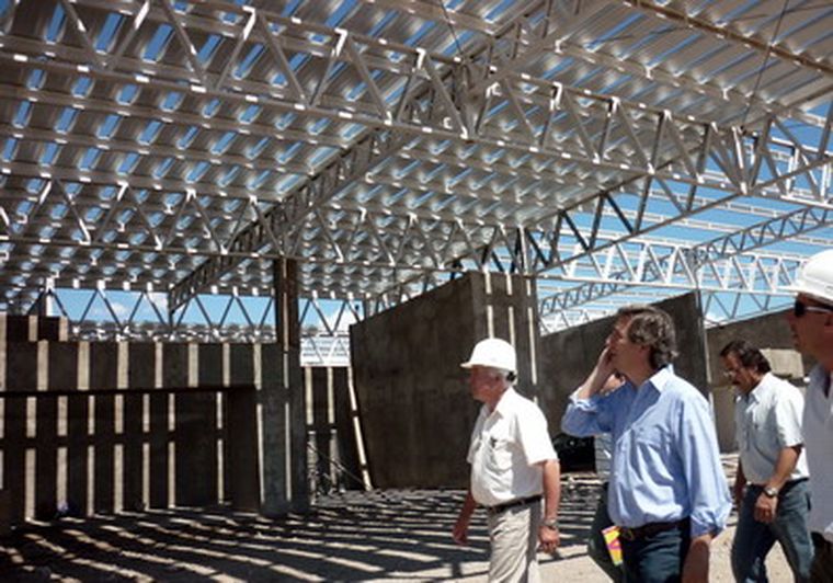 Ya se encuentra apostado el techo de la nueva Terminal de ómnibus de San Rafael.