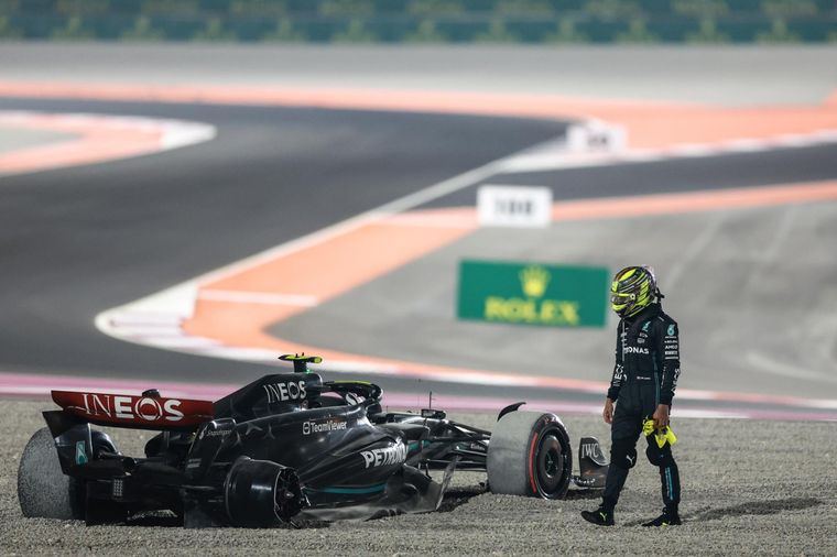 Hamilton y su Mercedes sin una rueda: Sir Lewis quedó afuera en la primera curva del GP de Qatar de Fórmula 1 Foto: EFE