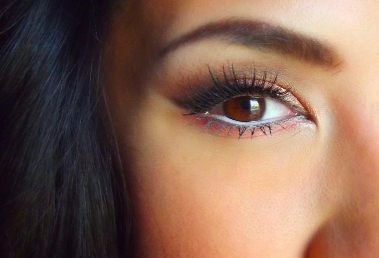 Estos son los tonos de sombra que debes usar para resaltar tu mirada si tienes ojos cafés