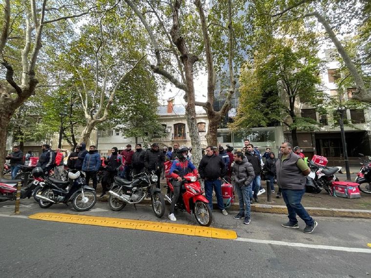 Protesta de deliverys en la Legislatura bonaerense en el 2023 por un proyecto de Ley que buscaba regular la actividad Protesta de deliverys en la Legislatura bonaerense en el 2023 por un proyecto de Ley que buscaba regular la actividad
