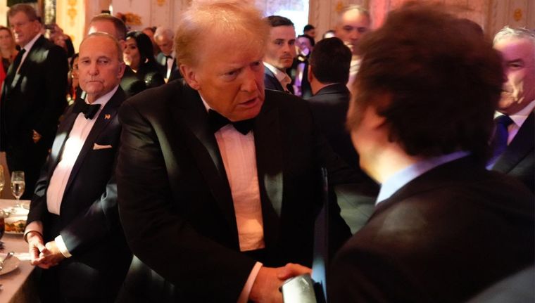 El presidente Milei estrecha la mano de Donald Trump en la visita a su mansión de Mar-a-Lago en Palm Beach y espero que ahora ese vínculo se afiance y beneficie a país. Foto: Presidencia