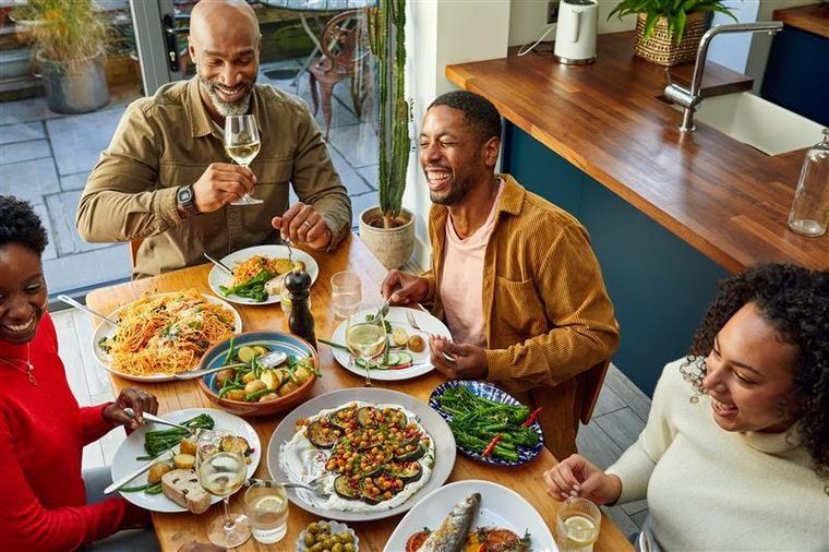 Comer con otras personas es una manera de evitar el estrés durante la comida.