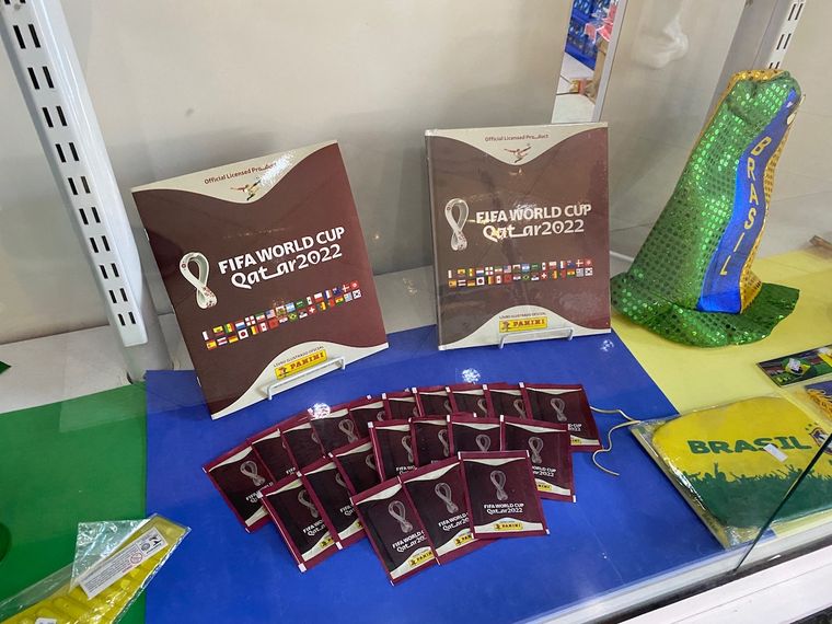 El álbum y las figuritas, en la vidriera de una farmacia brasileña. Foto: Federico Croce/MDZ