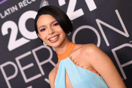 Ángela Aguilar realizó exitosas colaboraciones con reconocidos artistas mexicanos Foto: Univisión