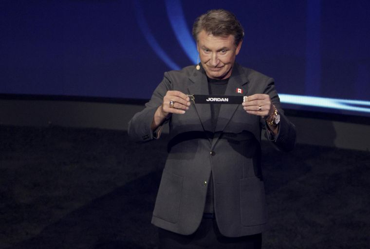 Wayne Gretzky, exjugador canadiense de hockey sobre hielo, fue el encargado de sacar el copón de Jordania, rival de la Selección argentina en el Grupo J. Wayne Gretzky, exjugador canadiense de hockey sobre hielo, fue el encargado de sacar el copón de Jordania, rival de la Selección argentina en el Grupo J. 
