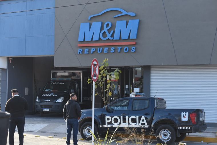 La Policía en el comercio de Guaymallén en donde sucedió el hecho. Foto: Maximiliano Ríos/MDZ