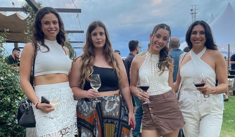 Sunset Wines se vivió a pleno en el Liceo Rugby Club y dejó muchas fotos con onda, al final de la nota te mostramos todo Foto: MDZ Estilo