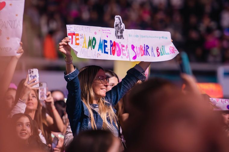 ¡Mirá todos los carteles que aparecieron en el show de Emilia! Foto: Santiago Tagua/MDZ