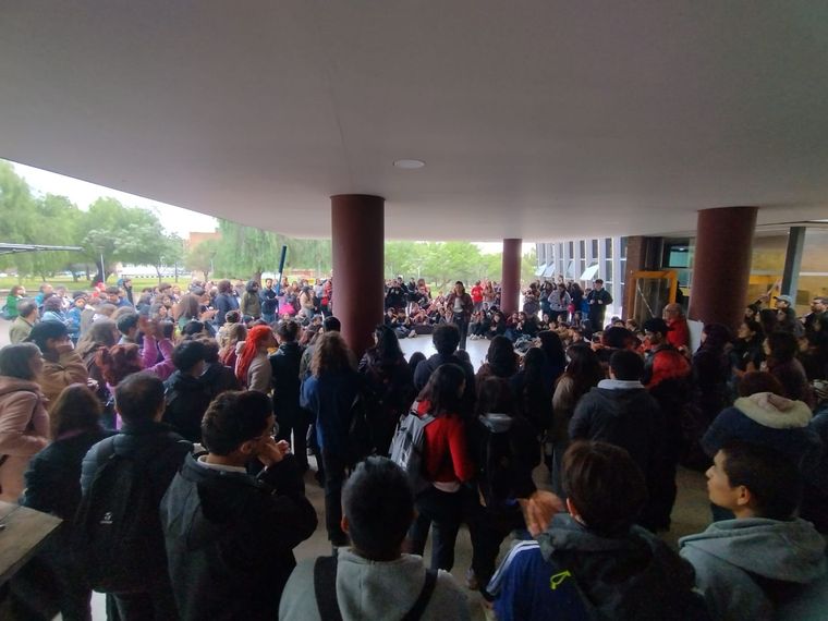 La Asamblea Interfacultades de la UNCuyo decidió continuar con las medidas de lucha.