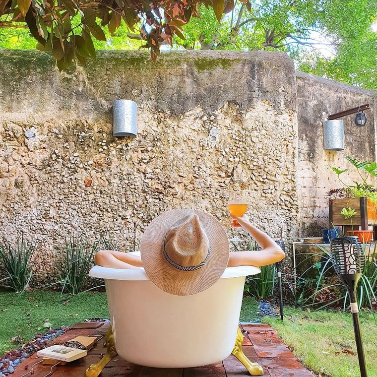 Las bañeras de exterior permiten disfrutar de momentos de desconexión combinando naturaleza, relax y aire libre. Foto: Instagram