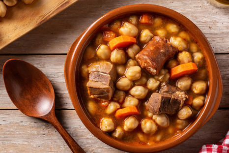 La receta de cocido madrileño se sirve tradicionalmente en tres vuelcos.