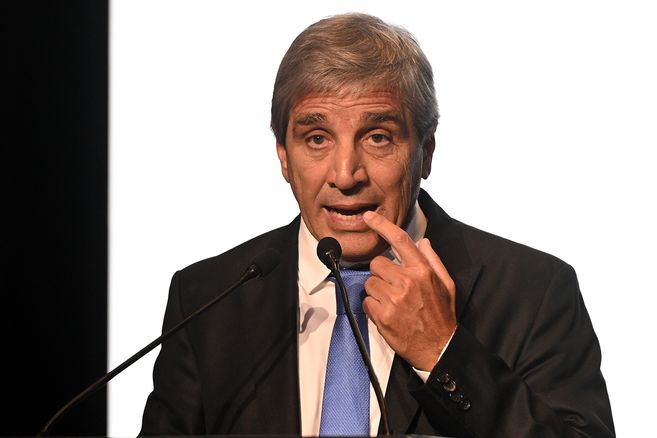 El Ministerio de Economía, conducido por Luis Caputo mantiene a raya las cuentas públicas y ya acumula 27 meses consecutivos con superávit primario y financiero.