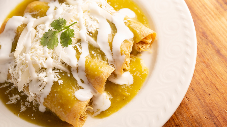 La receta definitiva de enchiladas verdes con pollo ¡para este fin de año!