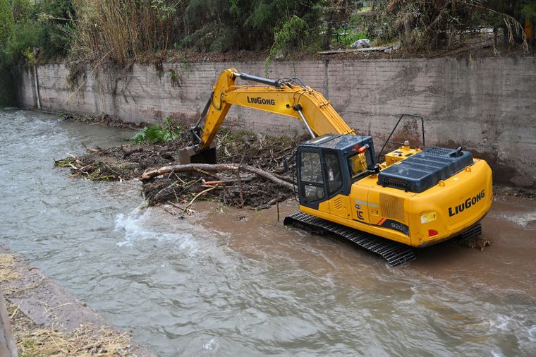 Godoy Cruz intensificó las tareas de limpieza y mantenimiento de su red aluvional.
