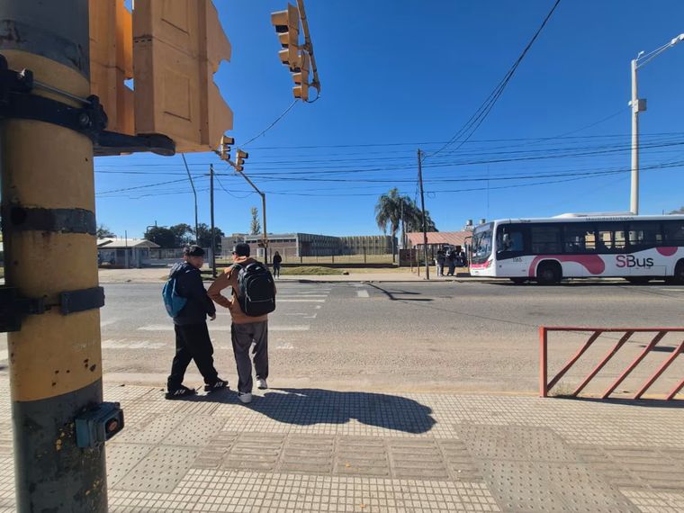 Una nena de 12 años fue atropellada por un auto cuando salía de la escuela y quedó en grave estado.&nbsp;
