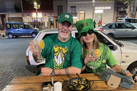 Gorros, gafas y la infaltable cerveza verde marcaron el estilo de algunos asistentes. Mirá la galería de fotos al final de la nota. Gorros, gafas y la infaltable cerveza verde marcaron el estilo de algunos asistentes. Mirá la galería de fotos al final de la nota.