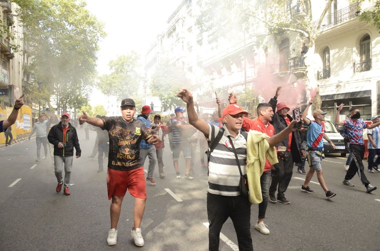 Graves destrozos a las afueras del Congreso tras marcha de jubilados y barras. Foto: Juan Mateo Aberastain / MDZ