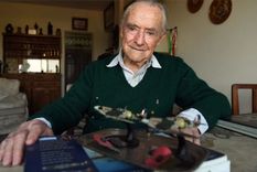 Ronnie Scott en su casa con dos modelos a escala de los Spitfire. Foto: NA