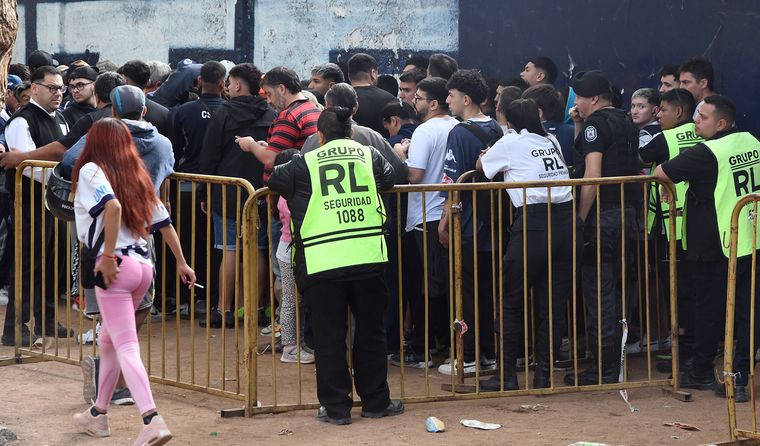 Prometieron prioridad para socios, pero las entradas se vendieron sin control ni pedido de DNI. Hubo enojo y gritos. Prometieron prioridad para socios, pero las entradas se vendieron sin control ni pedido de DNI. Hubo enojo y gritos.