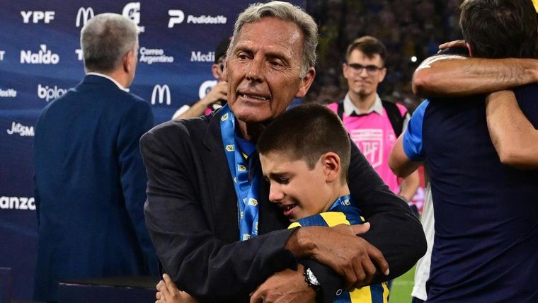 Russo junto a su nieto, celebrando la última copa de Central. Foto: Télam Russo junto a su nieto, celebrando la última copa de Central. Foto: Télam