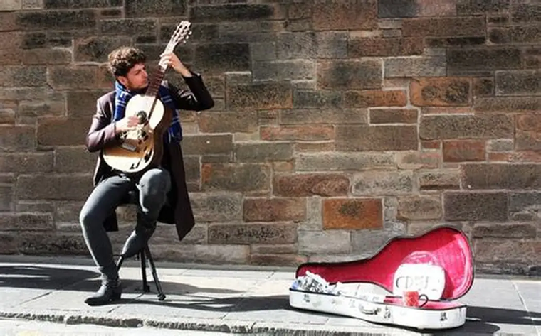 Se presenta y nos cuenta que va a compartir unas canciones con nosotros. Se presenta y nos cuenta que va a compartir unas canciones con nosotros.