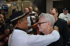 Jean Michel Bouvier, padre de una de las víctimas, junto a Vera, el condenado que luego fue absuelto Foto: Télam