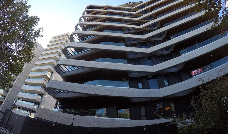 El edificio donde Leal tiene un departamento. En el allanamiento se halló un portafolio con más de un millón de dólares. El edificio donde Leal tiene un departamento. En el allanamiento se halló un portafolio con más de un millón de dólares.