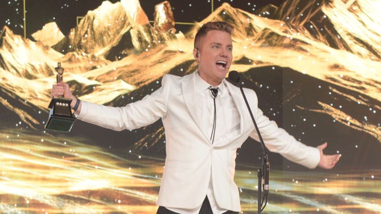 Santiago del Moro causó polémica al recibir el Martín Fierro de Oro. Santiago del Moro causó polémica al recibir el Martín Fierro de Oro.