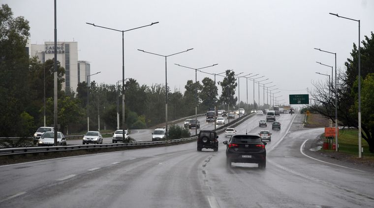 Este lunes podría llover cerca de la medianoche Foto: ALF PONCE MERCADO / MDZ