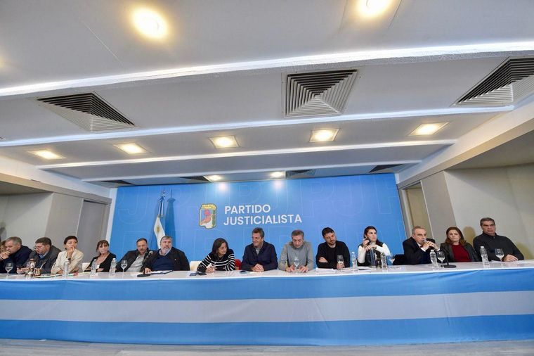Cristina Fernández de Kirchner irá mañana a Comodoro Py, el peronismo se organiza para acompañarla y reúne su tropa.