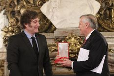 El Presidente condecoró al economista español Jesús Huerta de Soto. Foto: Cuenta de X @OPRArgentina