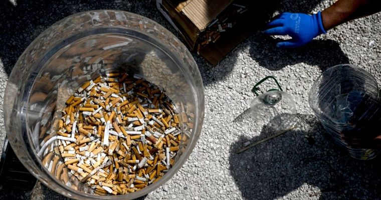 Los cigarrillos van al asfalto. Foto: Archivo