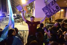 Decenas de libertarios se acercaron al Hotel Libertador para festejar la victoria de Adorni en las elecciones legislativas Foto: Juan Mateo Aberastain/ MDZ