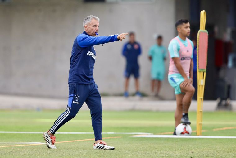 Gustavo Álvarez viene de dirigir a la Universidad de Chile. Gustavo Álvarez viene de dirigir a la Universidad de Chile.