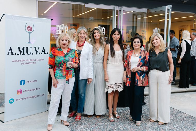 Adriana Carrasco, Patricia Sánchez Valkovic, Cintia Gutiérrez, Valeria Cordova, Cristina Pandolfi y Silvana Fourcade. Adriana Carrasco, Patricia Sánchez Valkovic, Cintia Gutiérrez, Valeria Cordova, Cristina Pandolfi y Silvana Fourcade.