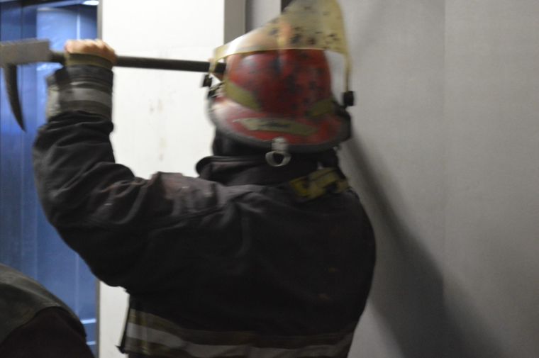 Uno de los Bomberos de Godoy Cruz trabajando intensamente en el rescate de este viernes por la madrugada. Foto: Gentileza.