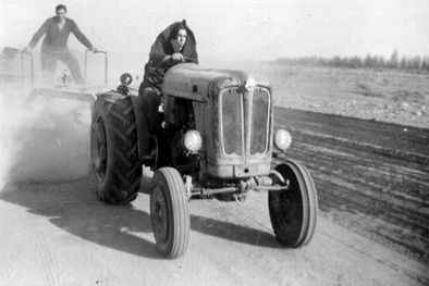 MDZol | Arnoldo Avena preparando la pista para el primer asfalto del ASA Foto: Carlos Casteller