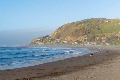 El pueblo de Matanzas se destaca por su playa abierta y su paisaje costero imponente. El pueblo de Matanzas se destaca por su playa abierta y su paisaje costero imponente.