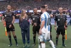 La rubia saludo al capitán en la previa del sorteo. Foto: Captura La rubia saludo al capitán en la previa del sorteo. Foto: Captura