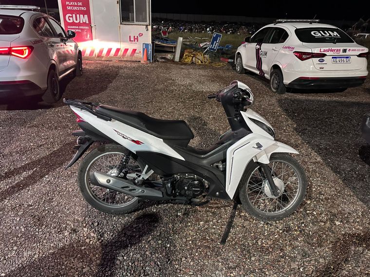 La moto secuestrada en el operativo, presentaba un pedido de secuestro vigente por hurto. La moto secuestrada en el operativo, presentaba un pedido de secuestro vigente por hurto.