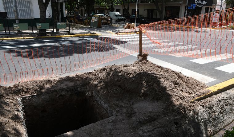 Después de meses de trabajos, la calle Avellaneda amaneció otra vez con un pozo. Después de meses de trabajos, la calle Avellaneda amaneció otra vez con un pozo.