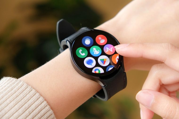 El reloj inteligente ayuda a los usuarios antes de sufrir un accidente o desmayarse. El reloj inteligente ayuda a los usuarios antes de sufrir un accidente o desmayarse.