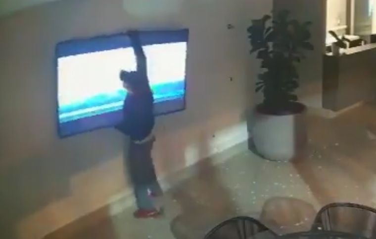 El primer ladrón terminó rompiendo el televisor que querían robar