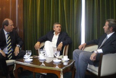 MDZol | Cobos, con Sanz y Morales, esta tarde. Foto: NA