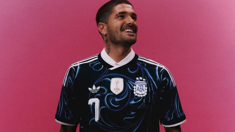 Cuánto cuestan las camisetas que usará la Selección Argentina en el Mundial. Cuánto cuestan las camisetas que usará la Selección Argentina en el Mundial.