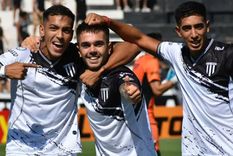 Romano festeja su gol con los compañeros. Foto: @GimnasiaMendoza Romano festeja su gol con los compañeros. Foto: @GimnasiaMendoza