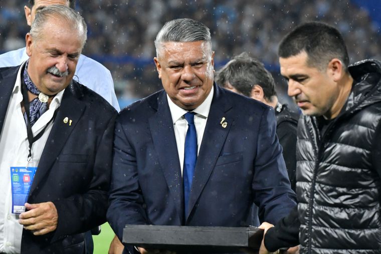 Hubo silbidos para Chiqui Tapia en la Bombonera al regalarle una plaqueta a Riquelme.