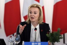 Liz Truss es la canciller británica y advirtió a Rusia si invade a Ucrania